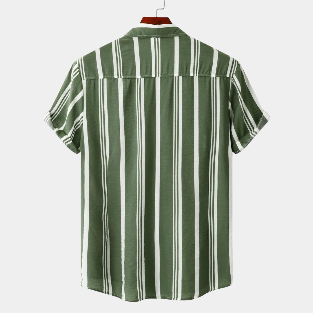 Men's Short Sleeve Button-Front Shirt with Spread Collar and Vertical Stripes