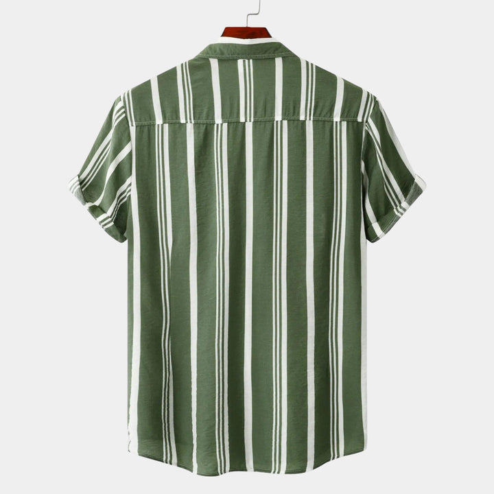 Men's Short Sleeve Button-Front Shirt with Spread Collar and Vertical Stripes