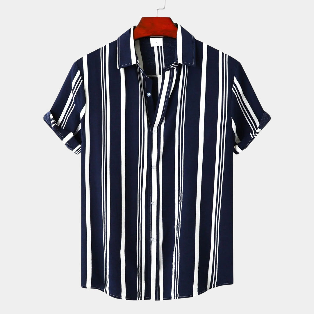 Men's Short Sleeve Button-Front Shirt with Spread Collar and Vertical Stripes