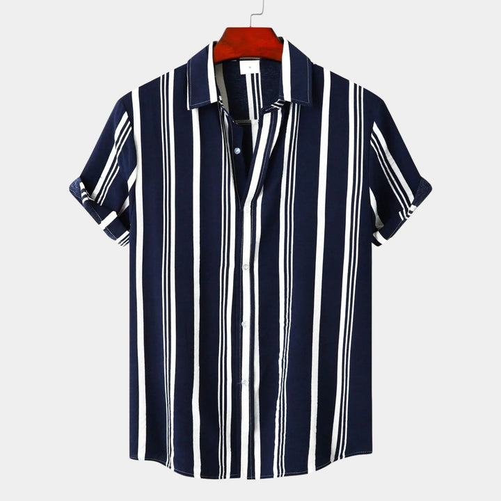 Men's Short Sleeve Button-Front Shirt with Spread Collar and Vertical Stripes
