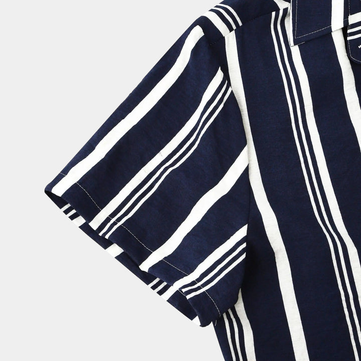 Men's Short Sleeve Button-Front Shirt with Spread Collar and Vertical Stripes