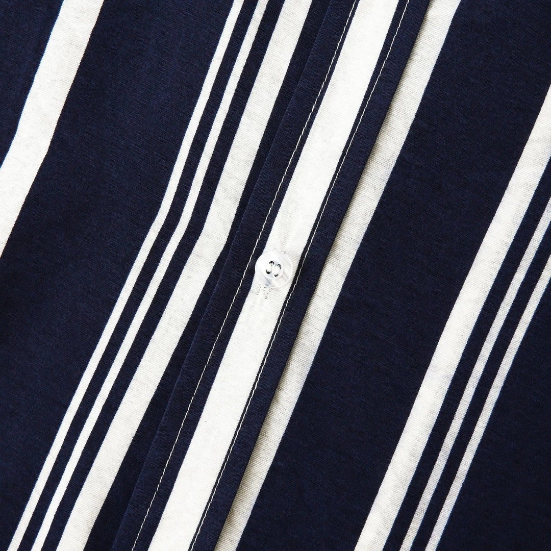 Men's Short Sleeve Button-Front Shirt with Spread Collar and Vertical Stripes
