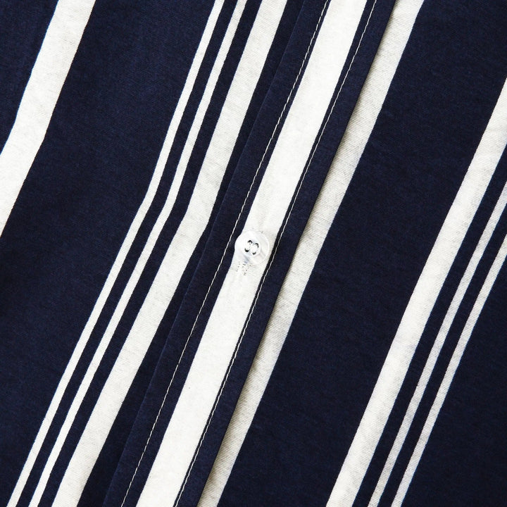Men's Short Sleeve Button-Front Shirt with Spread Collar and Vertical Stripes