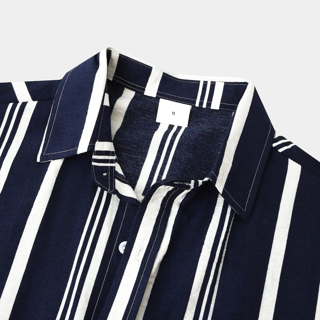 Men's Short Sleeve Button-Front Shirt with Spread Collar and Vertical Stripes