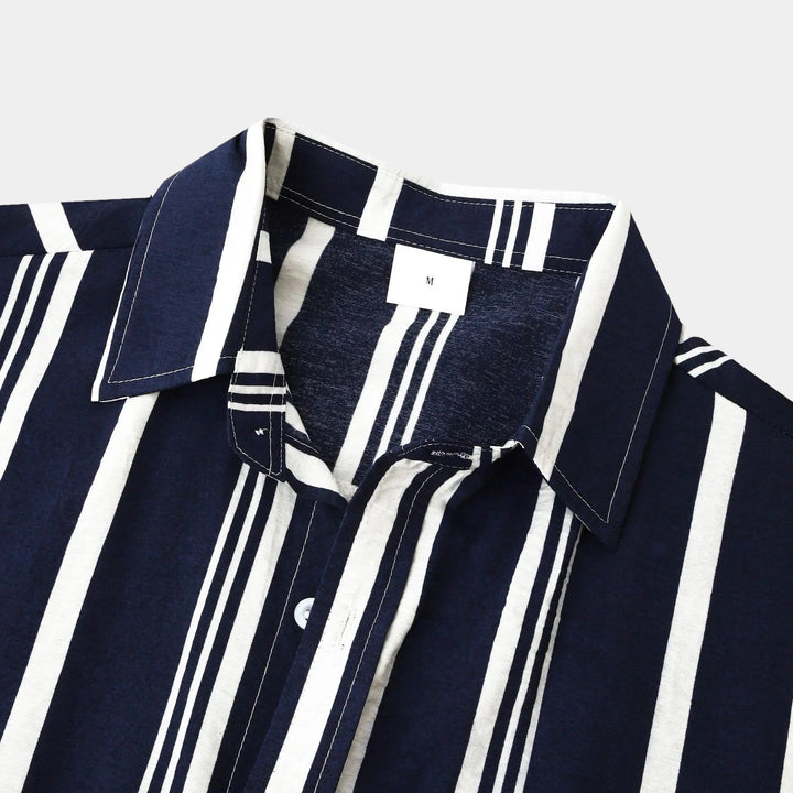 Men's Short Sleeve Button-Front Shirt with Spread Collar and Vertical Stripes