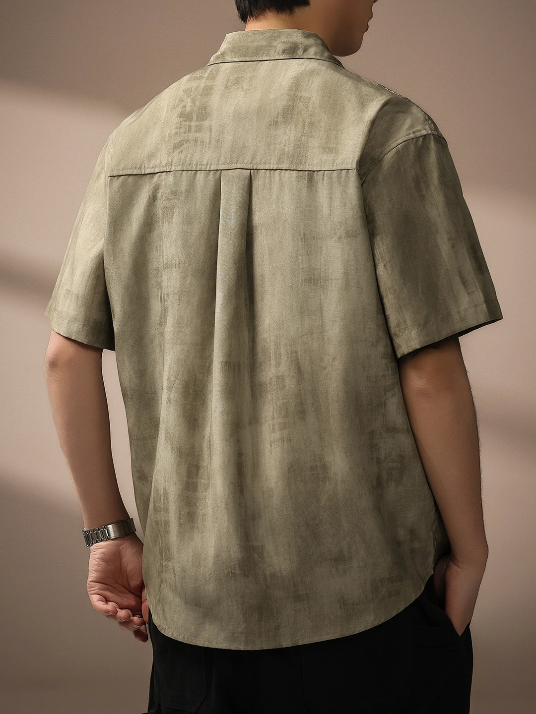 Men's Short Sleeve Mottled Texture Shirt with Spread Collar and Button-Front Placket