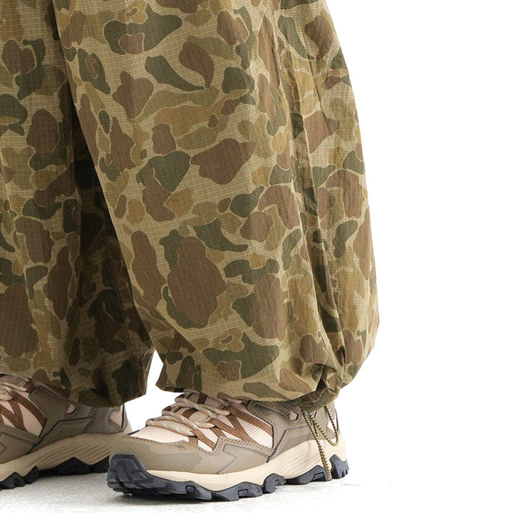 Men's Wide-Leg Elastic Waist Camouflage Cargo Trousers with Drawstring Hem